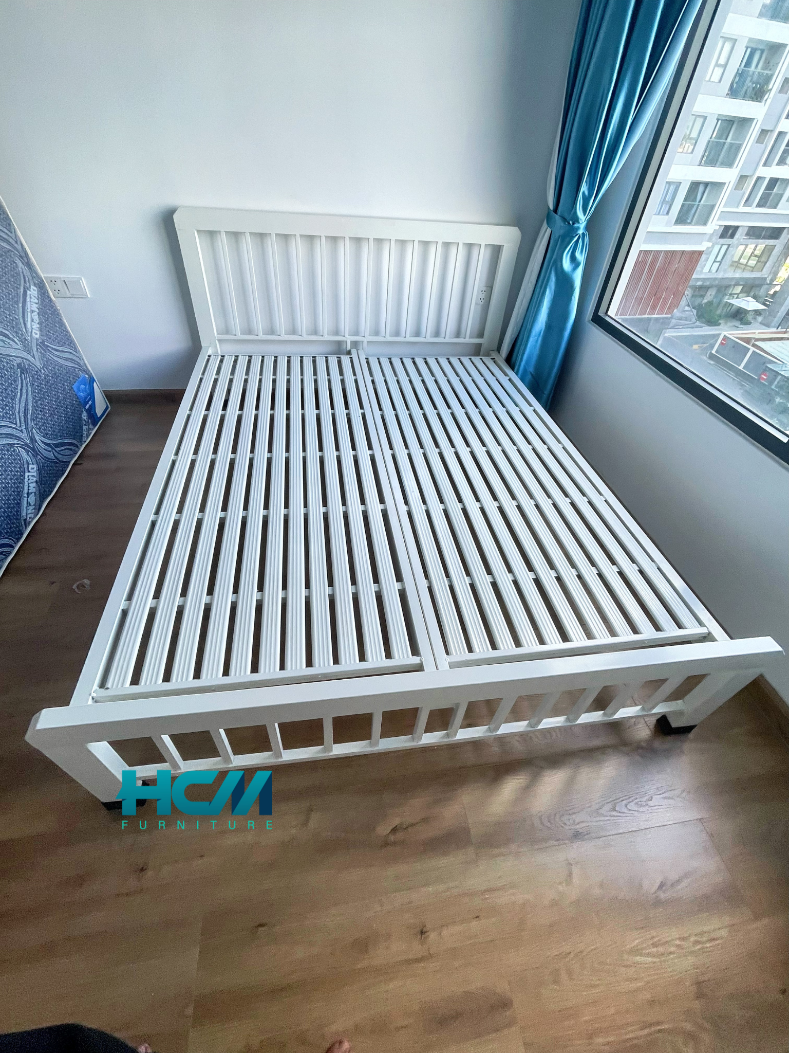 Giường sắt mỹ nghệ màu trắng – thiết kế tinh tế, khung sắt hộp chắc chắn, sơn tĩnh điện bền đẹp, giao hàng và lắp đặt miễn phí tại TP. Hồ Chí Minh.